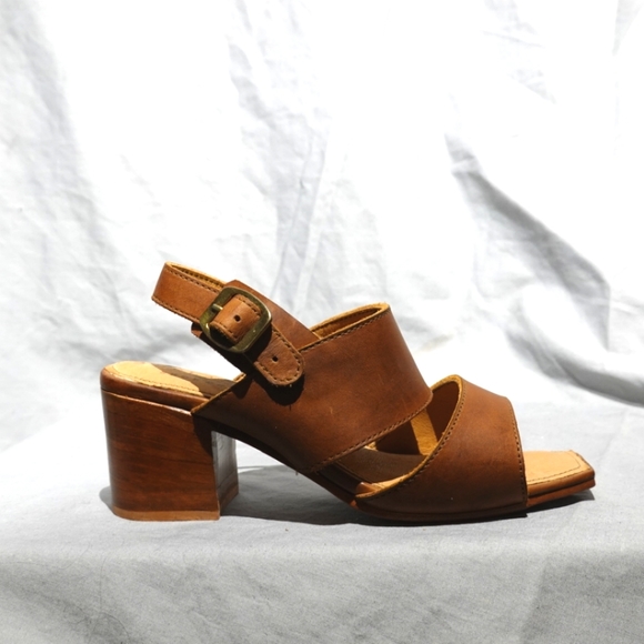 ADELANTE SHOE CO. Natural Brown Sandals with Block Heels, size 6 - Picture 2 of 9